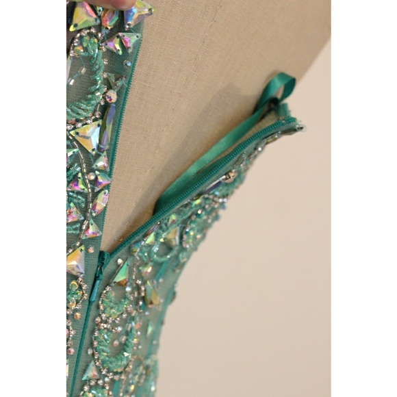 👗Mori Lee Prom Dress👗 - Picture 4 of 8